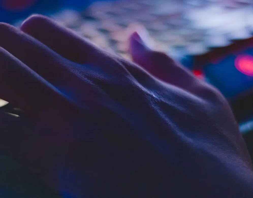 Ethische hacker voert beveiligingstest uit op netwerk in professionele omgeving